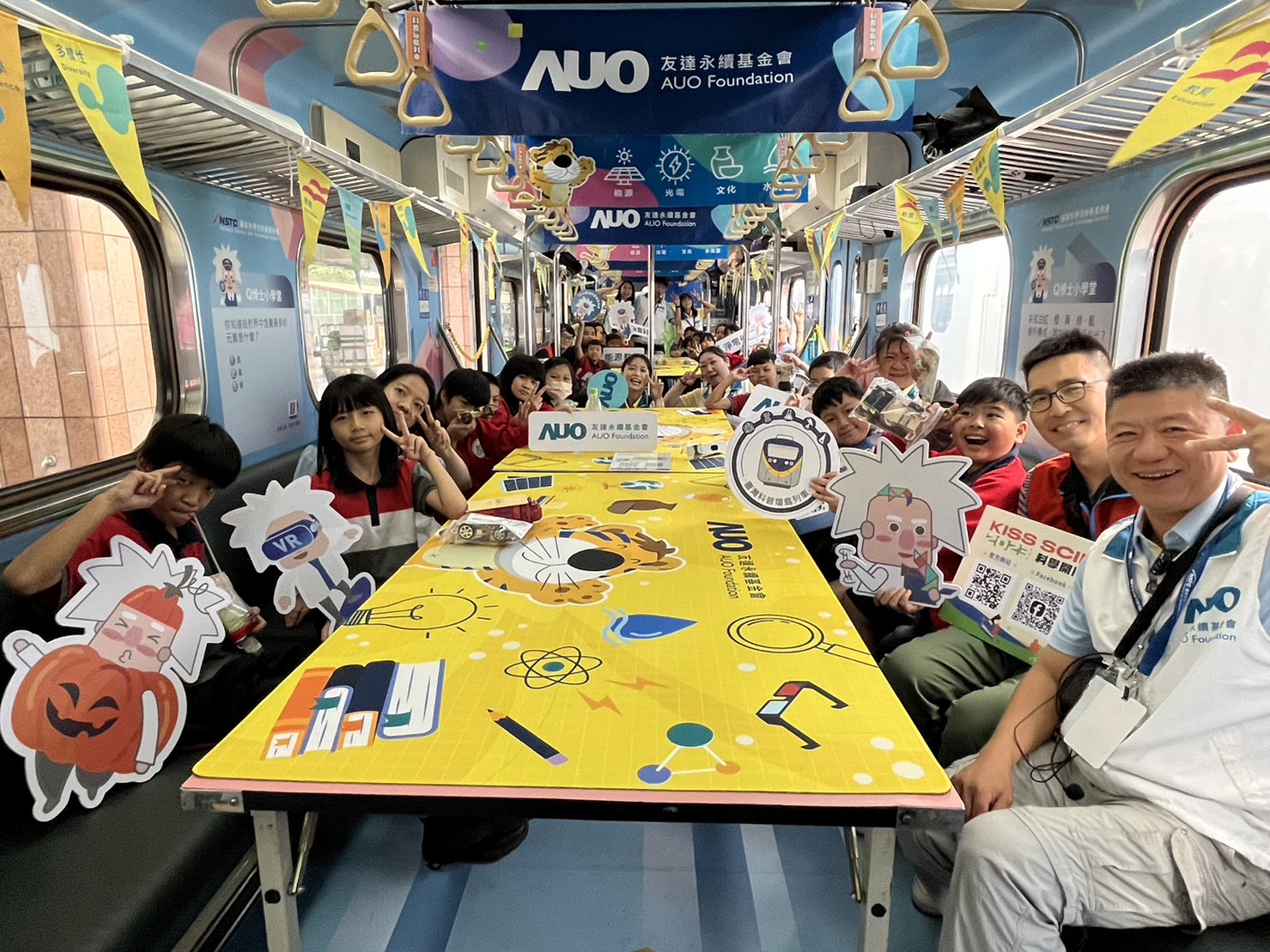 永續基金會參與「臺灣科普環島列車」，設計基礎科學車廂課程，以「淨零碳排和永續能源」為主題，讓學生透過創意實驗認識淨零知識，以及思考生活中的減碳行為