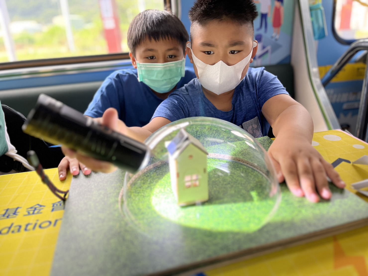 參與基礎科學主題車廂，以STEAM教學精神，設計「逐日科學家」、「太陽能工程師」以及「淨零建築師」三大能源科普課程和實驗