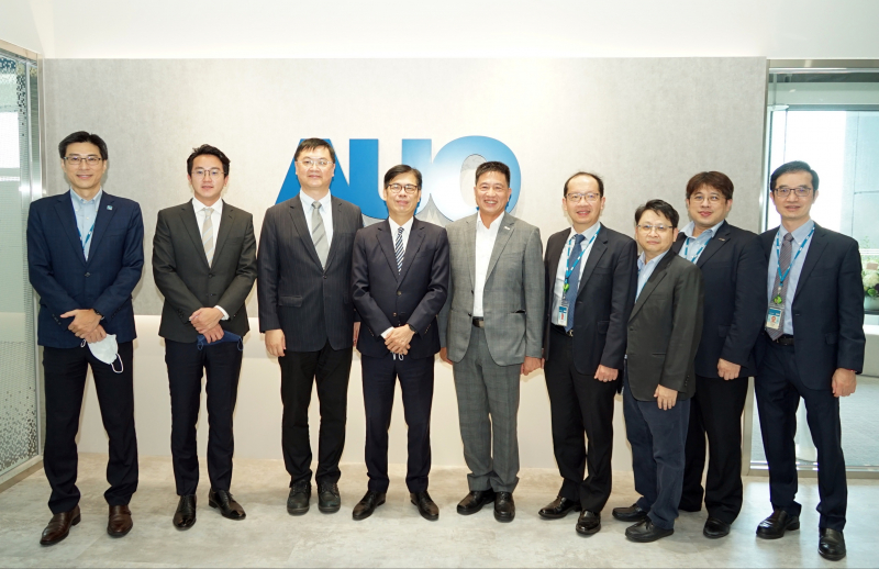 光電前進亞灣成立「AUO解決方案研發中心」，作為多元場域解決方案研發及試驗場域（圖中左為高雄市長陳其邁、圖中右為光電董事長彭双浪）